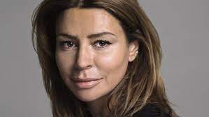 Pas toen haar schizofrene vader na 21 jaar de zorg kreeg die hij nodig had en gedwongen werd opgenomen, stopte het. Olcay Gulsen Openhartig Over Haar Eigen Onveilige Thuissituatie Linda Nl