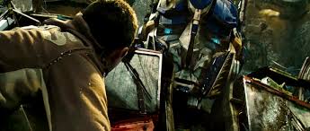 Filmul este regizat de michael bay, iar steven spielberg este producător executiv. Transformers Transformers RÄƒzboiul Lor In Lumea NoastrÄƒ 2007 Film Cinemagia Ro