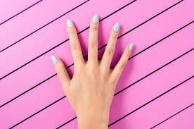 Les ongles des mains et des pieds sont généralement de couleur rose pâle, avec une forme de croissant au fond de l'ongle connu sous le nom de lunule. Des Soins Anti Taches Pour Les Mains Magazine Avantages
