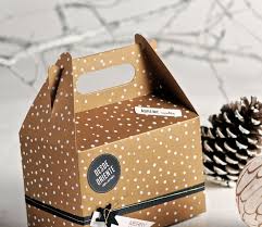 This pink paper box is for 6x8'' (15.2 x 20.3cm) prints and can hold up to 40 of them. Gift Box With Christmas Design Selfpackaging