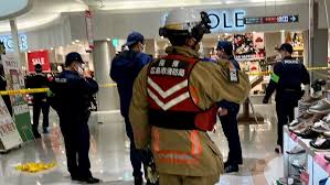 事件速報 on X: "【広島 モールで男が刃物と拳銃振り回す】 ーーナイフを落とした隙に警察が制圧ーー 南区皆実町2丁目、ゆめタウン広島のフードコートで事件が発生しています。拳銃のようなものと包丁を所持した男が暴れ、警察官が盾で制圧しています。  #拳銃所持 ...