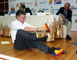 Expresidente juan manuel santos se reunió con el comité del paro nacional presidido por francisco maltés, presidente de la central unitaria de trabajadores, y espera poder contribuir a alcanzar soluciones a la grave crisis que afronta la nación. Las Fotos Mas Ridiculas Del Presidente Santos Las2orillas