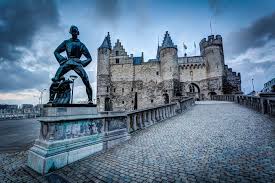Antwerpen heeft een mooie oude stadskern en is ook bekend voor zijn modeontwerpers. Foto Van Het Steen Fotogeniek Antwerpen Joel Verheyen