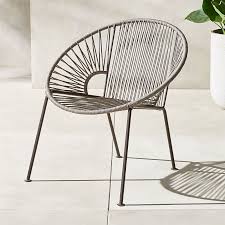 Modern Outdoor Chairs For The Patio Or Balcony Cb2 Modern Outdoor Chairs Outdoor Chairs Grey Lounge Chair