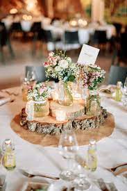 Table Decoration Rustic With Tree Slices And Gypsophila Original Landhau Decor Rustik Dugun Dekorasyonlari Dugun Masasi Dugun Fikirleri