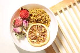 暖胃暖宫茶 法国玫瑰 桂花 红巧梅 柠檬片 法国玫瑰能调节女性内泌失调 并能调节气血 消除疲劳 治疗腰酸背痛 对伤口愈合很有效 尤其是月经期间情绪不佳 脸色黯淡 甚至是痛经等症状 都可以得到一定的缓解 中医认为 玫瑰 花味甘微苦 性温 最明显的功效