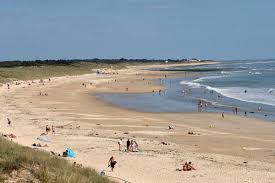 Camping en charente maritime à 10 min des plages et 15 km de royan, ⛺ le sorlut ** près du centre ville de cozes propose l'accès à la piscine municipale chauffée avec toboggan, location de chalets et emplacements camping pour vos vacances en nouvelle aquitaine Charente Maritime Bilan Touristique En Baisse En Juillet