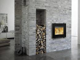 Insert Cheminee Encastree Avec Range Buches Integre Cloison De Separation En Brique Grise Et Cheminee Moderne Cheminee Contemporaine Habillage De Poele A Bois