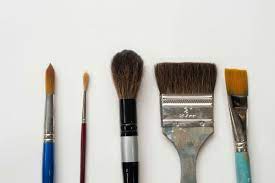 This kit comes with 12 unique paintbrushes, all housed in a handy pouch that zips closed to keep everything in place when not in use. How To Choose The Right Paintbrushes For Your Art Artsy