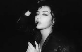 Charli XCX＆The 1975のGeorgie Daniel、婚約したことが明らかに