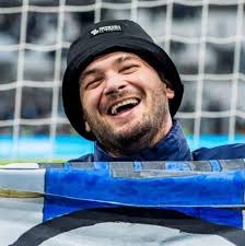 🚨 JUL à propos de l'image qu'il veut donner aux jeunes qui le suivent : «  Je fume dans la vraie vie, mais j'ai jamais fumé dans un clip. Si