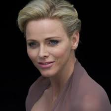 Glossy, dark green foliage frames large, beautifully colored blossoms well. Video Charlene De Monaco Meconnaissable Le Visage De La Princesse Choque Les Internautes Femme Actuelle Le Mag