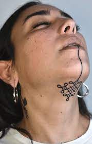 20 Under The Chin Tattoos You Didn T Know You Needed To Boost Your Confidence Henna Henna Mano Neck Tattoos Women Neck Tattoo Face Tattoos For Women