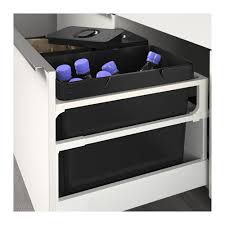 Certains se posent où vous voulez pour faire le tri des déchets ménagers et recyclables. Un Detail Qui Change Tout Dans La Cuisine La Poubelle Encastree