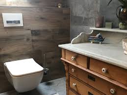 Sie hat sich für die bodenfliese titan beige 60x60cm für den boden und einen teil der wände entschieden. Feinste Arbeit Holzdesign Wandfliesen Fliesen