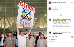 No aeroporto, bolsonaro ergueu um cartaz com a frase globo lixo a apoiadores que estavam aglomerados em grades de. Bolsonaro Levanta Cartaz Escrito Globo Lixo E Humilha Emissora Brasil Pleno News