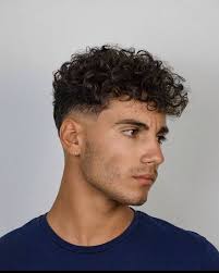 Coiffure homme cheveux bouclés en arriere coiffure homme découvrez tous les styles coiffure homme tendance pour l'année 2021. Les Tendances Coiffure Homme En 2021 Douce Evasion