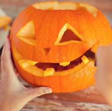 Hier spielt der kleine kürbis die rolle des opfers. Kurbis Schnitzen Anleitung Fur Halloween Brigitte De