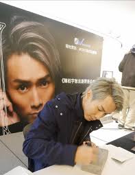 點啊？今日托舊磚返屋企有冇好重呀？！ #陳柏宇無言謝票簽名會