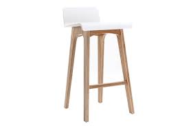 Posséder des chaises de bar stylées c'est bien, mais si elles sont aussi confortables, c'est mieux. Chaise De Bar Scandinave Bois Et Blanc H65 Cm Baltik Miliboo
