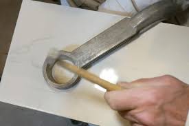 Ich versuche seit ner halben stunde löcher in den fliesenspiegel. Ein Loch In Eine Fliese Bohren Hammern Und Schneiden Tipps Tricks Diybook At Bohren Fliesen Tipps