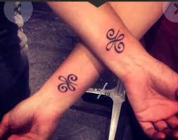 O Simbolo Celta Representa O Amor De Mae E Filha Tatuagem Para Mae E Filha Ideias De Tatuagens Tatuagens