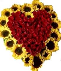 Le composizioni a forma di cuore sono di grande effetto sempre ben apprezzate da chi li riceve,sono preparati su base floreale imbevuta di acqua per una più lunga durata. Composizione A Forma Di Cuore Con Girasoli E Rose Rosse