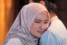 Sinopsis Bidadari Surgamu 15 Oktober 2023: Sakinah Menangis di pundak  Haidar Ratapi Niat Denis Nikahi Flora