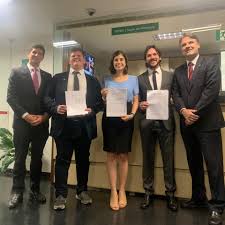 Eles postaram em suas redes sociais momentos de emoção com a nova família dela em pernambuco. Felipe Rigoni On Twitter Protocolamos Hoje Um Projeto De Lei E Uma Pec Para Constitucionalizar E Aperfeicoar O Bolsa Familia Vamos Amplia Lo Para Mais Tres Milhoes De Criancas Garantindo Que Nenhuma Familia