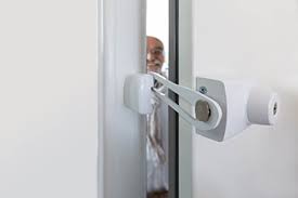 Eine unsichere wohnungstür oder eine haustür kann die gebrauchstauglichkeit der wohnung in der mieter kann nicht verlangen, dass er eine haustür oder wohnungstür einbaut, die alle möglichen. Haus Und Wohnungstur Sicher Machen Und Nachrusten K Einbruch De Einbruchschutz Fur Ein Sicheres Zuhause
