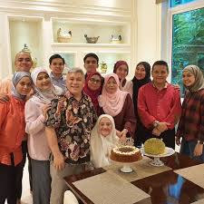 Sepatu bisa menjadi hadiah yang pas, nih. Video My Boyfriend Hadiah Hari Jadi Ibu Chef Wan Ke 89 Tak Nak Kalah Erin Sakura