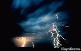 Una tormenta eléctrica se forma de una combinación de humedad, aire caliente de rápido ascenso y una fuerza capaz de levantar aire, tal como un frente cálido y frío, brisa marina o una montaña. Tormentas Electricas Biopedia
