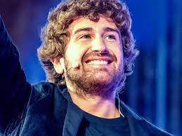 Jun 25, 2021 · nata a mosca da papà angolano e mamma afghana, mikaela si è trasferita in angola all'età di tre anni. Alessandro Siani Eta Altezza Moglie Figli E Film Dell Attore Napoletano