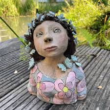 🦋I called this lady ‚Miss Pimpampel' What do you call a butterfly? In  Luxembourgish there are several names for it: Päiperléck, Millermoler,  Pimpampel (my favorite 😉),… #schmetterlinge #papillon #butterfly  #ceramiqueslapoule #figurativesculpture #engobes