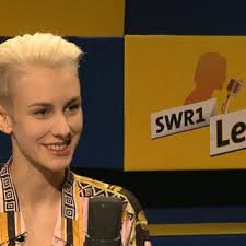 Lisa lasselsbergers mutter, eine lehrerin, studierte noch, als sie ihre tochter lisa bekam. Lisa Eckhart Swr1