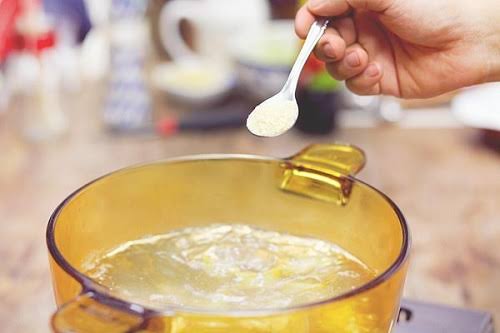 Lỡ tay nấu mặn đừng vội thêm nước, cho ngay 1 thứ gia vị khác vào nồi giúp  món ăn tròn vị