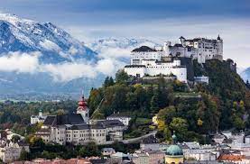 Orașul vechi (altstadt) din salzburg, cu arhitectura sa barocă renumită în întreaga lume, are unul din cele mai bine păstrate centre din lumea germanică, fiind înscris ca loc din patrimoniul mondial pe lista unesco din 1997. The Most Facinating Fun Facts About Salzburg Meininger Hotels