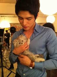 A Gray Kitty Cuddling In Jaejoong S Arms Pria