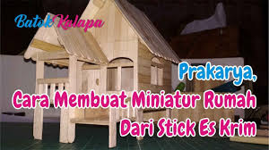 Kamu mampu mengikuti cara mengakibatkan tempat tinggal dari stik bersama dengan memakai gambar. Prakarya Cara Membuat Miniatur Rumah Dari Stik Es Krim Youtube