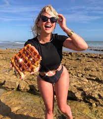 Après avoir été fustigée par les internautes pour avoir déjeuné à la terrasse d'un restaurant avec un haut de bikini, voilà que sa nouvelle photo a été prise pour cible par ses haters sur. Kelly Vedovelli S Affiche Torride En Maillot De Bain Jaune Fluo Sur Instagram Mce Tv