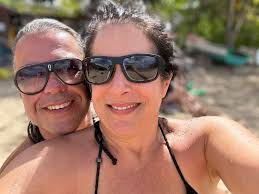 Martin Deschamps est en voyage hors du Québec et il partage une adorable  photo avec sa conjointe