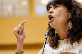 Dimisión: la única salida digna para Ana Redondo