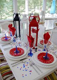 A patriotic tablescape in red, white and blue table decor with lots of american flags, perfect for celebrating the 4th of july! 10 Beautiful Patriotic Tablescapes Remodelando La Casa