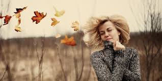 Con l'autunno la caduta dei capelli è dietro l'angolo. Autunno Cadono Le Foglie Le Castagne E I Capelli