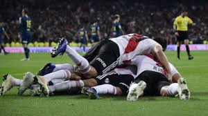 Boca juniors y river plate son considerados como los dos clubes más populares del futbol de argentina y poseen no obstante, no todo está perdido, pues el partido de vuelta será en la bombonera y boca juniors contará con el. River Plate Vs Boca Juniors River Es Supercampeon De Una Libertadores Historica En El Bernabeu Copa Libertadores