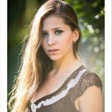 Jennie Fernandez's Instagram, Twitter & Facebook