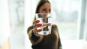 Boire trop d'eau, trop vite, peut perturber le fragile équilibre du sodium dans le corps (un minéral essentiel à l'équilibre en s'il ne faut pas céder à la panique non plus et compter chaque verre d'eau avalé et l'heure à laquelle il a été bu, on se demande quand même quelle est vraiment la dose idéale. Boire De L Eau Mode D Emploi Magicmaman Com