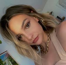 Emily Henderson's Instagram, Twitter & Facebook