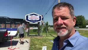 Rachel & Bill Port get a new sign! Realty Executives