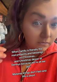 Dennys Giving A Server Money for Christmas